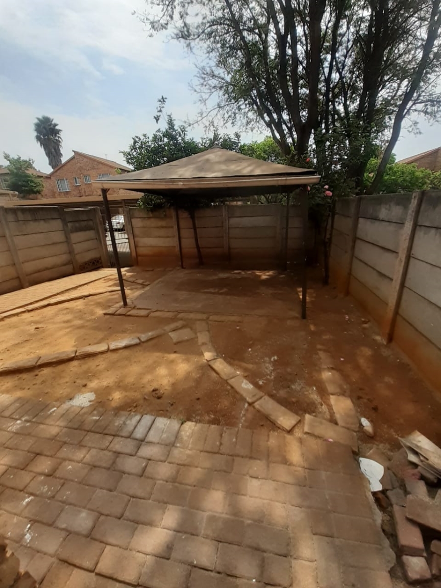 2 Bedroom Property for Sale in Sonneglans Gauteng