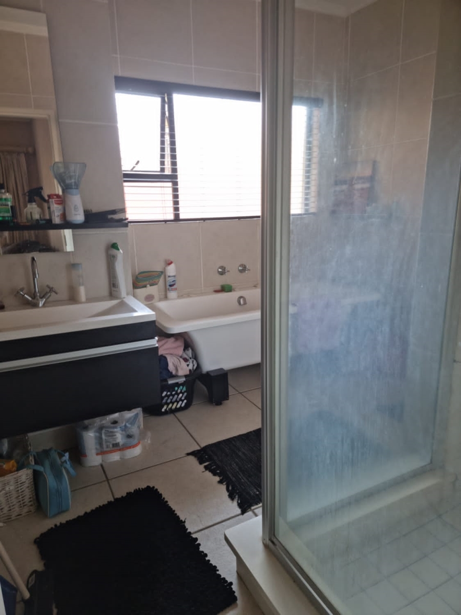 To Let 1 Bedroom Property for Rent in Douglasdale Gauteng