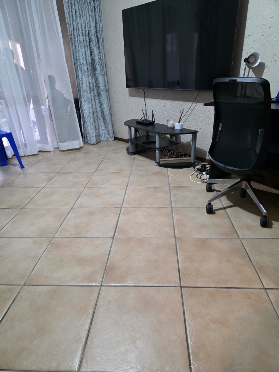 To Let 1 Bedroom Property for Rent in Lonehill Gauteng