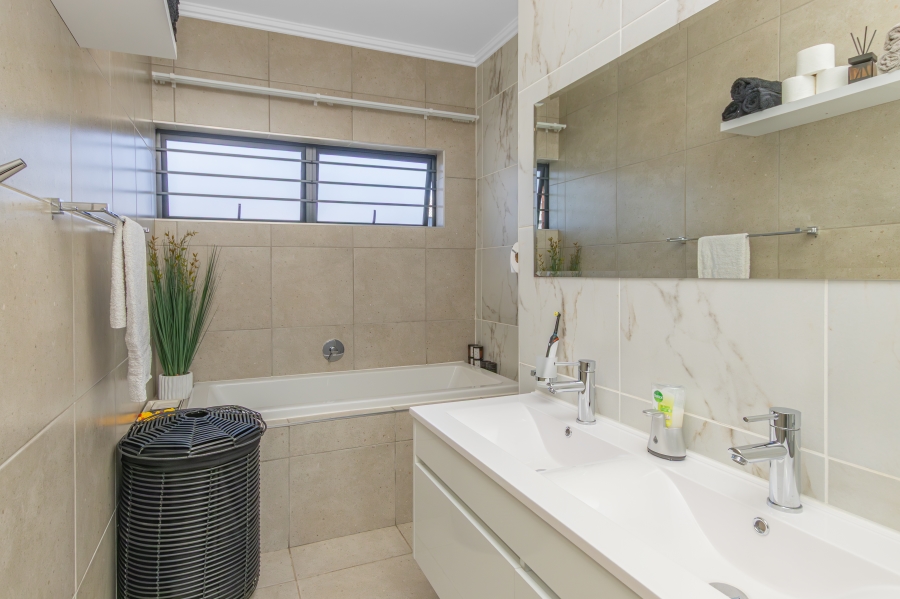 3 Bedroom Property for Sale in Barbeque Downs Gauteng