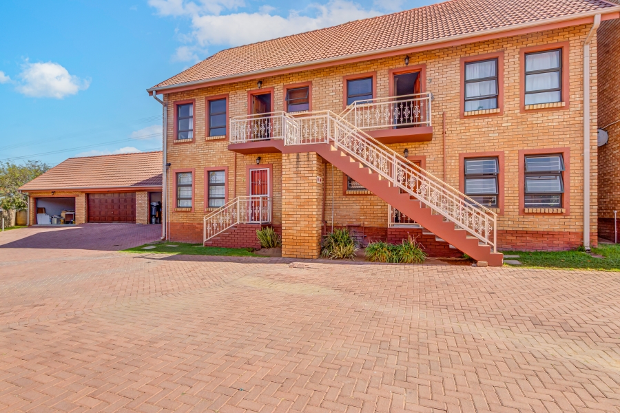 2 Bedroom Property for Sale in Kosmosdal Gauteng