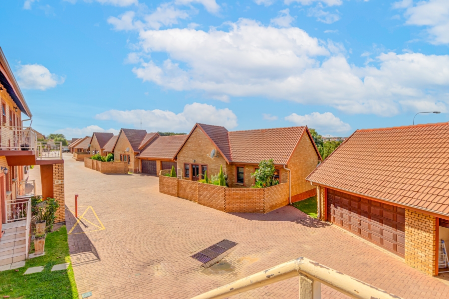 2 Bedroom Property for Sale in Kosmosdal Gauteng