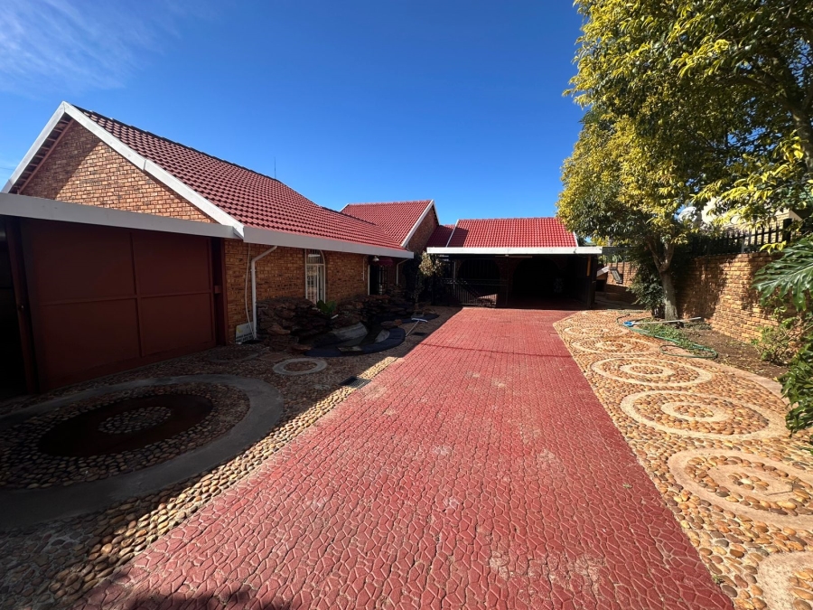 4 Bedroom Property for Sale in Rant En Dal Gauteng