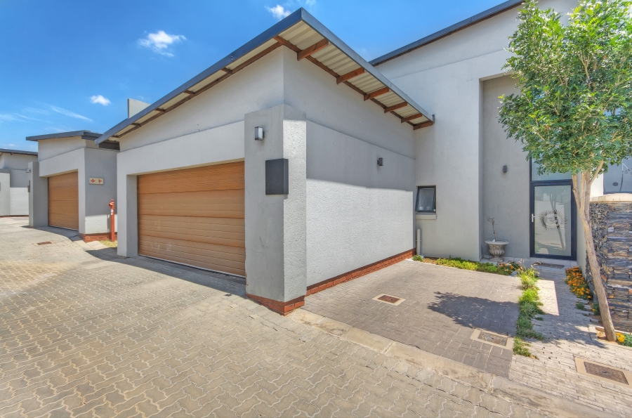 3 Bedroom Property for Sale in Crowthorne AH Gauteng