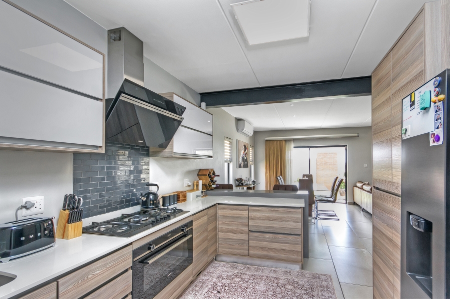 3 Bedroom Property for Sale in Crowthorne AH Gauteng