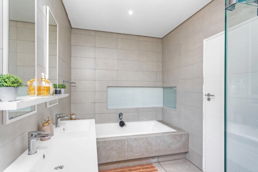 3 Bedroom Property for Sale in Crowthorne AH Gauteng