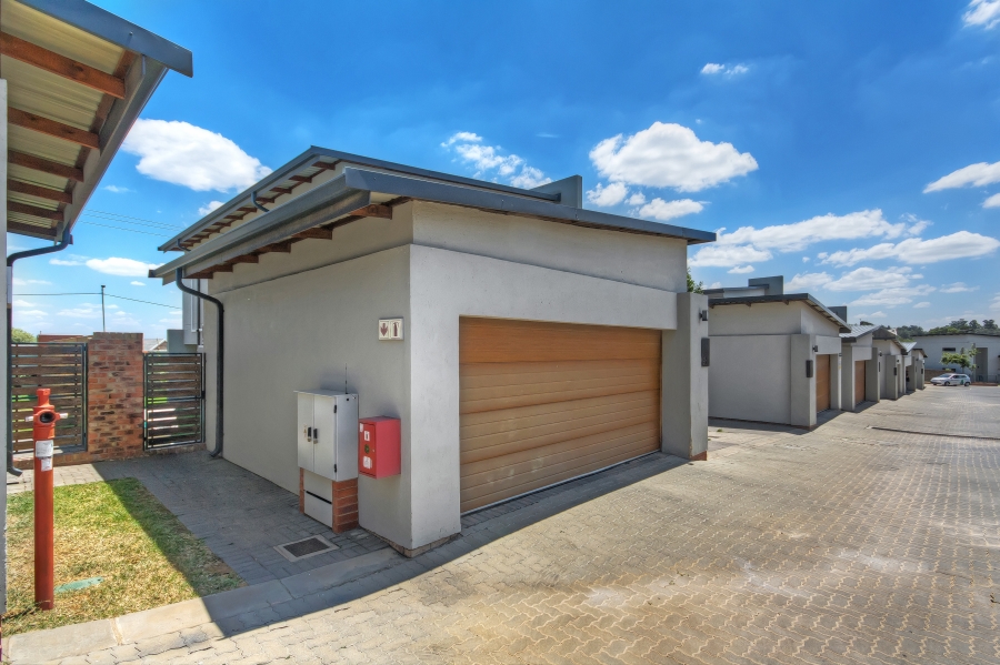 3 Bedroom Property for Sale in Crowthorne AH Gauteng