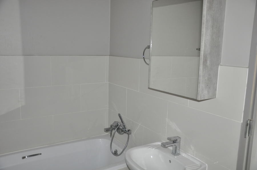 2 Bedroom Property for Sale in Rooihuiskraal North Gauteng