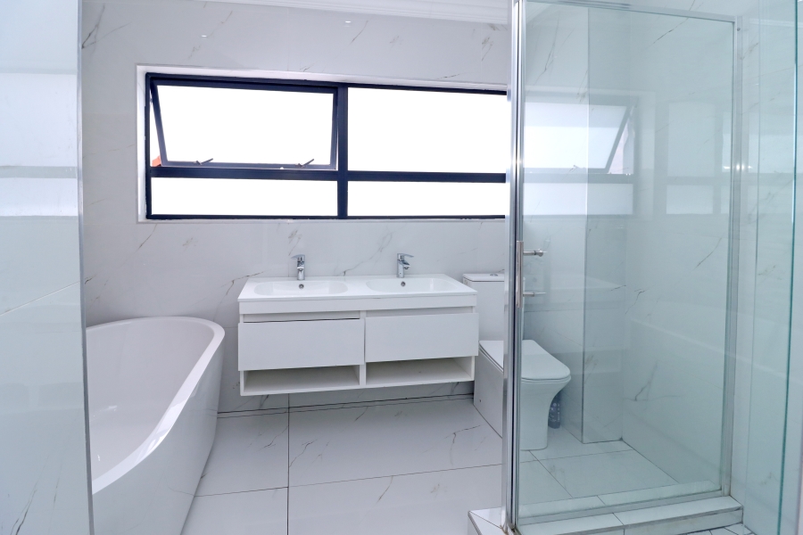 5 Bedroom Property for Sale in Blue Valley Golf Estate Gauteng