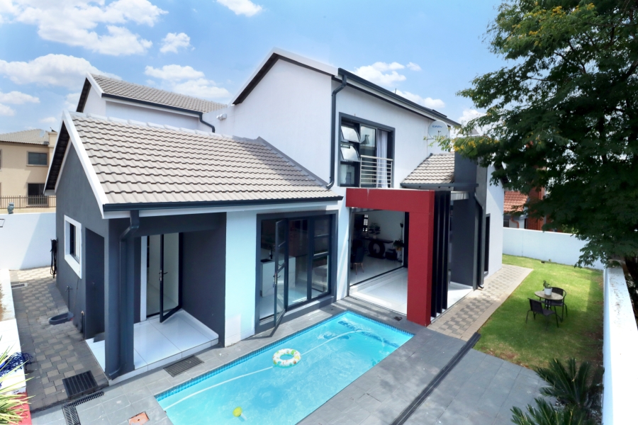 5 Bedroom Property for Sale in Blue Valley Golf Estate Gauteng