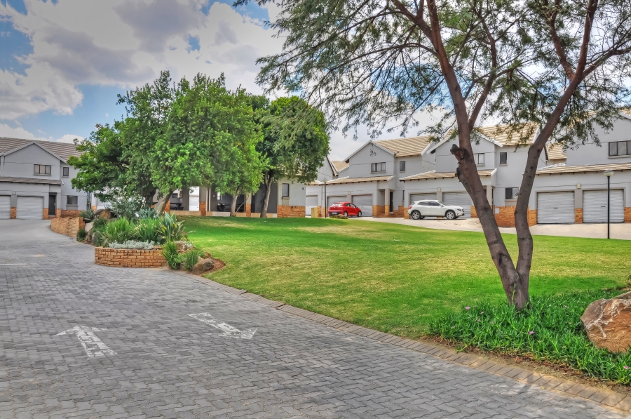 2 Bedroom Property for Sale in Halfway Gardens Gauteng