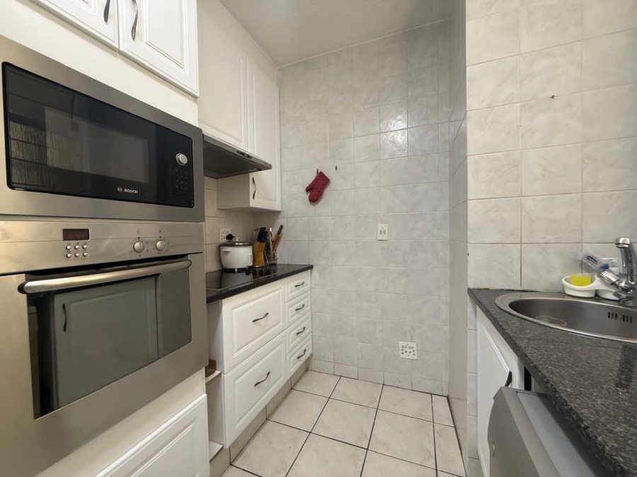 To Let 2 Bedroom Property for Rent in Sandhurst Gauteng