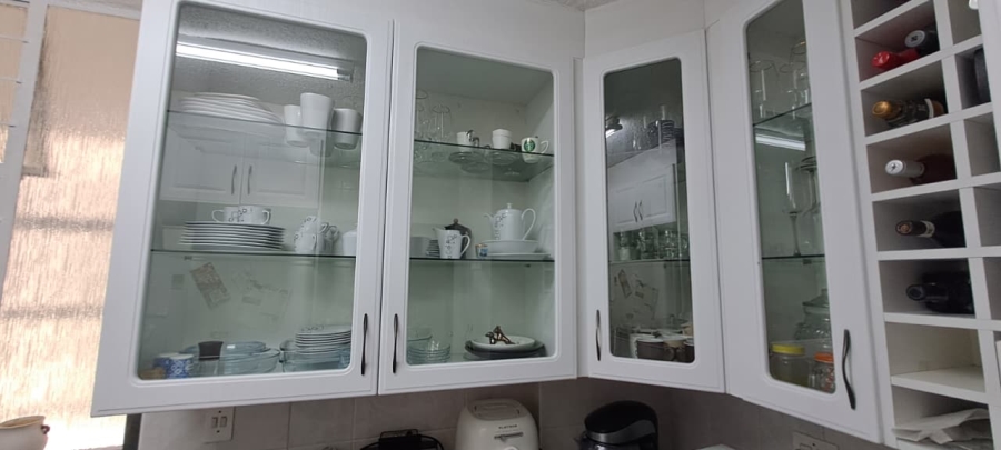 To Let 2 Bedroom Property for Rent in Sandhurst Gauteng