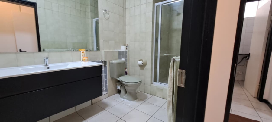 To Let 2 Bedroom Property for Rent in Sandhurst Gauteng