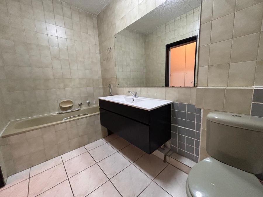 2 Bedroom Property for Sale in Sandhurst Gauteng