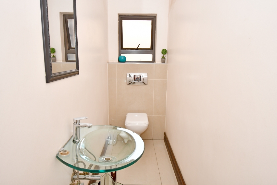 To Let 6 Bedroom Property for Rent in Blue Valley Golf Estate Gauteng