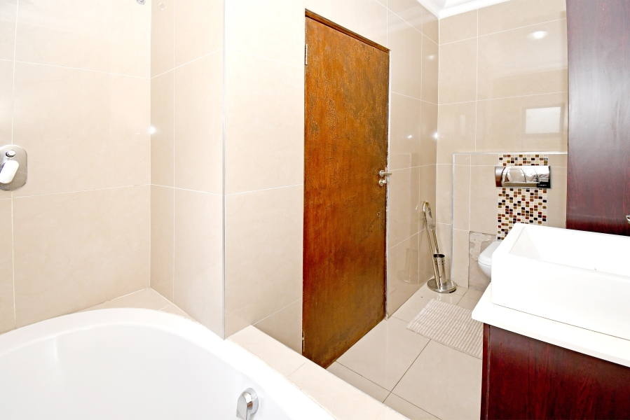 To Let 6 Bedroom Property for Rent in Blue Valley Golf Estate Gauteng