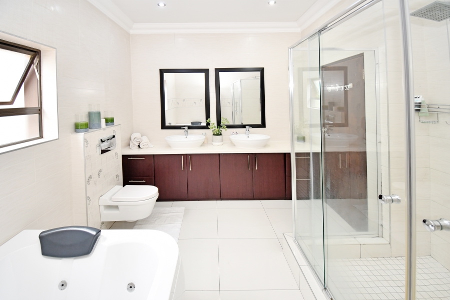 To Let 6 Bedroom Property for Rent in Blue Valley Golf Estate Gauteng