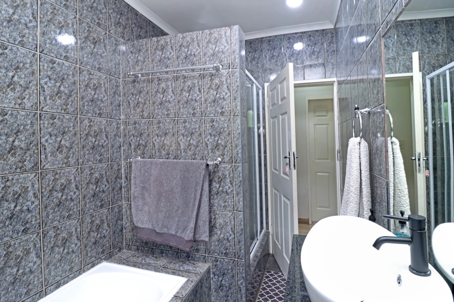 5 Bedroom Property for Sale in Vorna Valley Gauteng