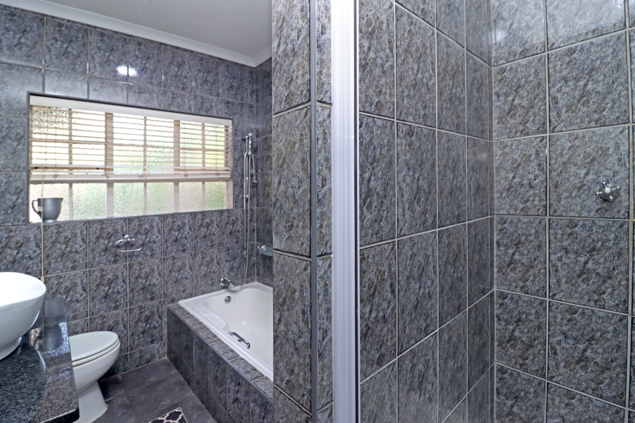 5 Bedroom Property for Sale in Vorna Valley Gauteng