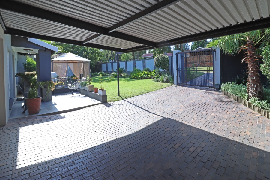 5 Bedroom Property for Sale in Vorna Valley Gauteng