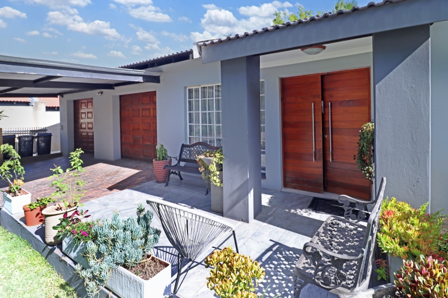 5 Bedroom Property for Sale in Vorna Valley Gauteng