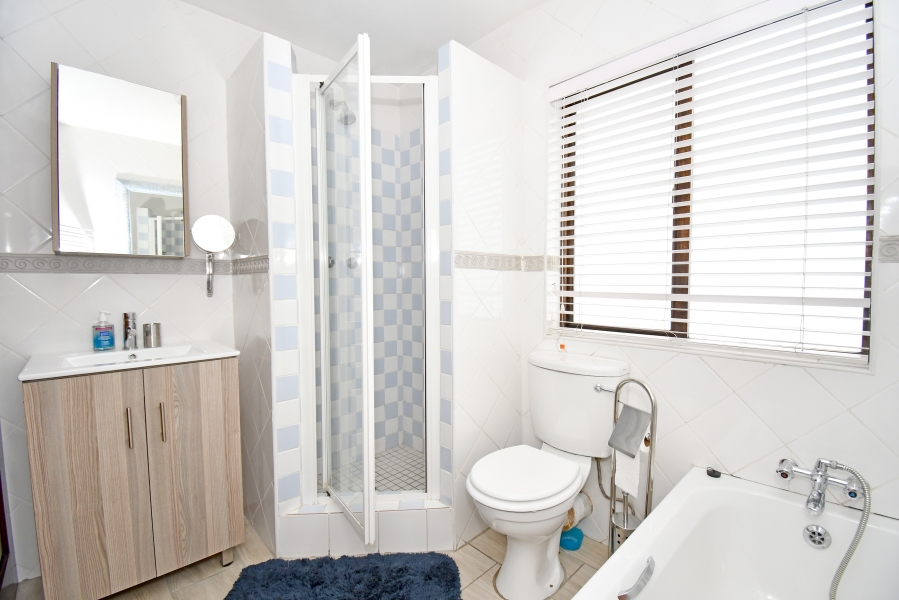 5 Bedroom Property for Sale in Blue Valley Golf Estate Gauteng