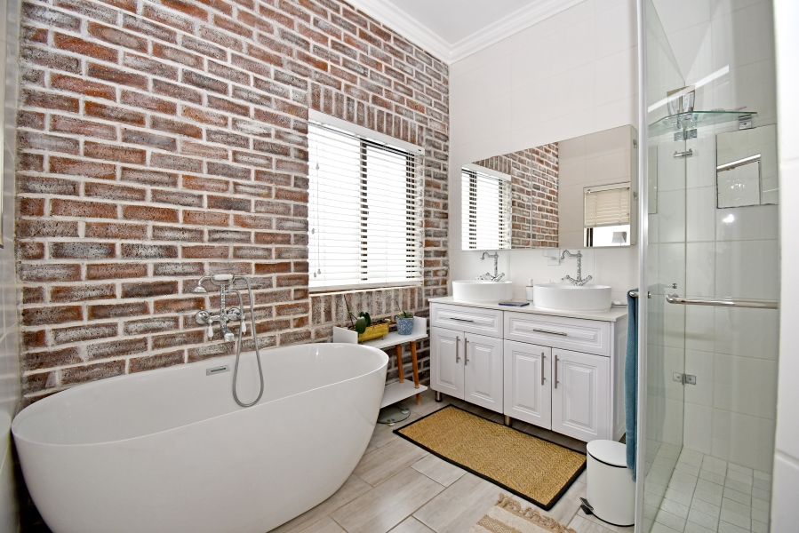 5 Bedroom Property for Sale in Blue Valley Golf Estate Gauteng