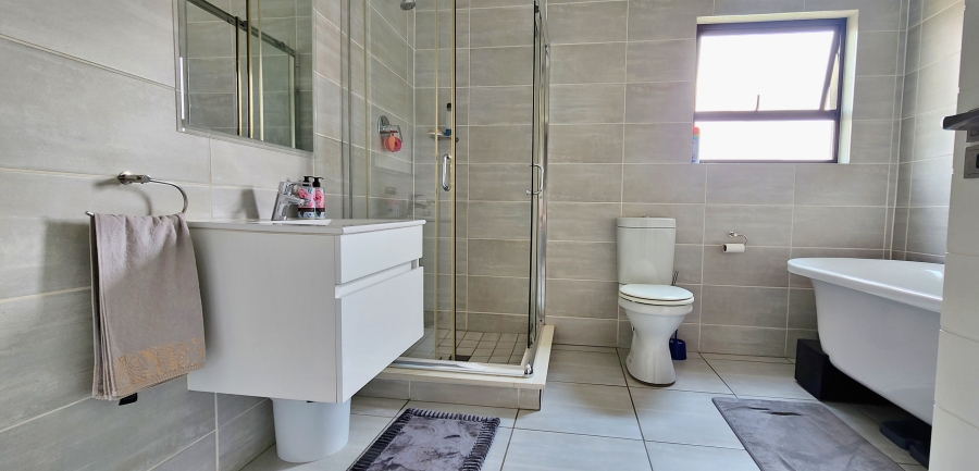 2 Bedroom Property for Sale in Waterfall Gauteng