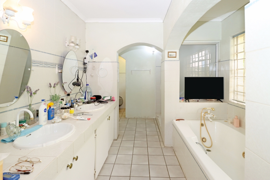 5 Bedroom Property for Sale in Sun Valley Gauteng