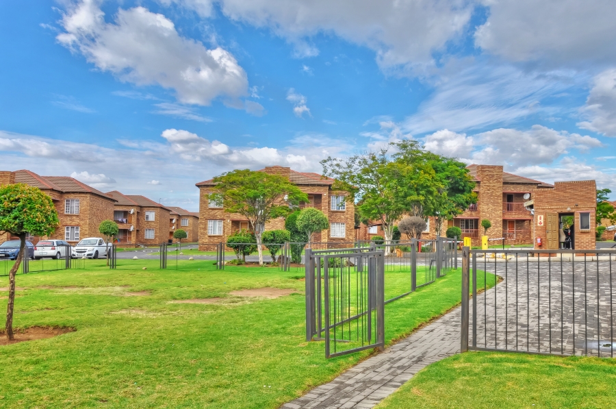 2 Bedroom Property for Sale in Erand Gardens Gauteng