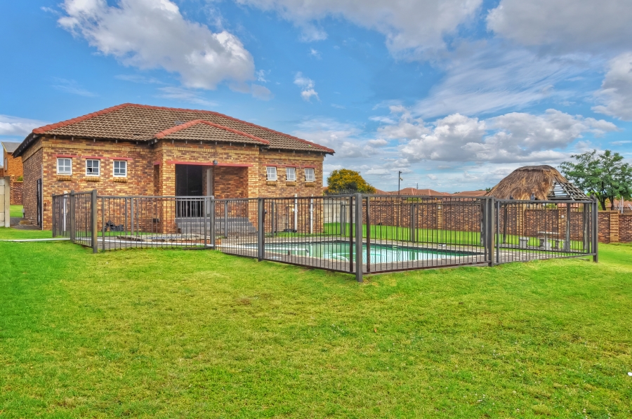 2 Bedroom Property for Sale in Erand Gardens Gauteng