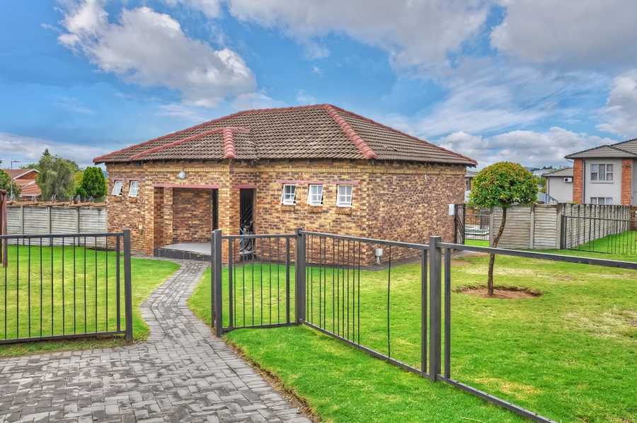 2 Bedroom Property for Sale in Erand Gardens Gauteng