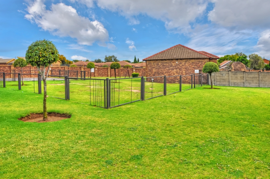 2 Bedroom Property for Sale in Erand Gardens Gauteng