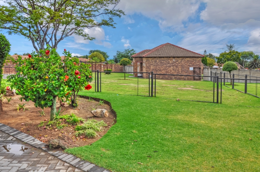 2 Bedroom Property for Sale in Erand Gardens Gauteng