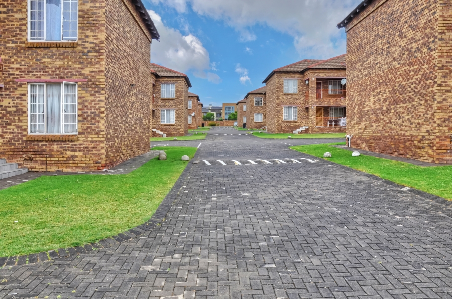 2 Bedroom Property for Sale in Erand Gardens Gauteng