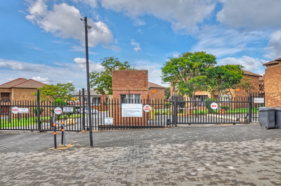 2 Bedroom Property for Sale in Erand Gardens Gauteng