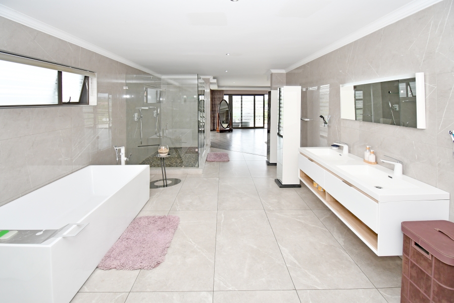 5 Bedroom Property for Sale in Blue Valley Golf Estate Gauteng