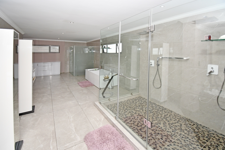 5 Bedroom Property for Sale in Blue Valley Golf Estate Gauteng