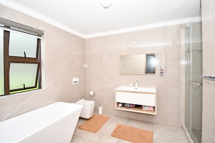 5 Bedroom Property for Sale in Blue Valley Golf Estate Gauteng