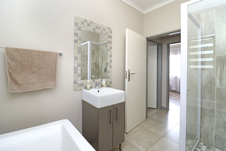 2 Bedroom Property for Sale in Blue Hills Gauteng