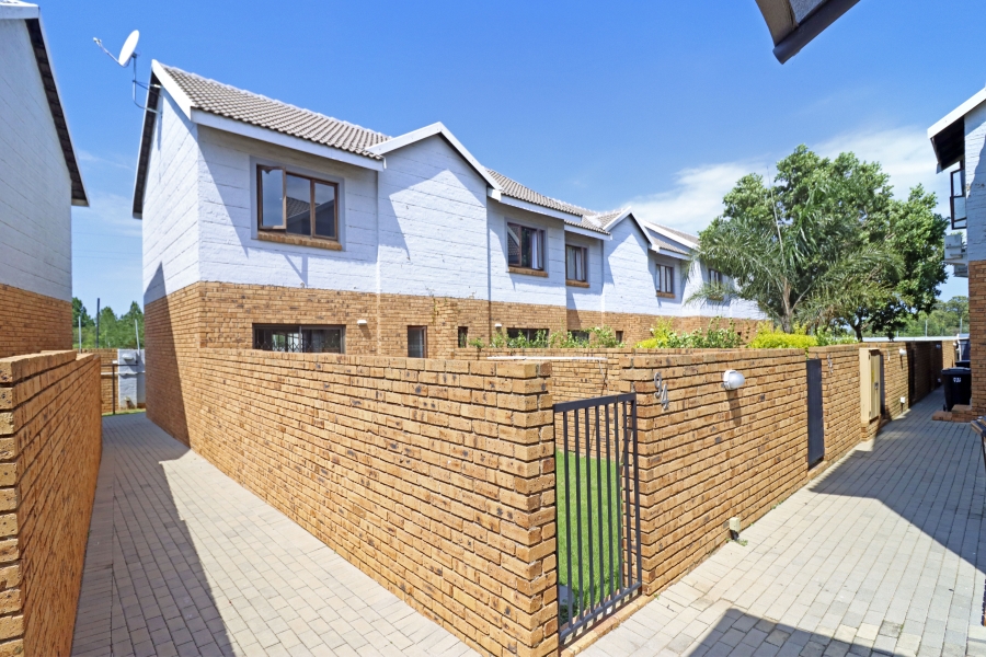 2 Bedroom Property for Sale in Blue Hills Gauteng