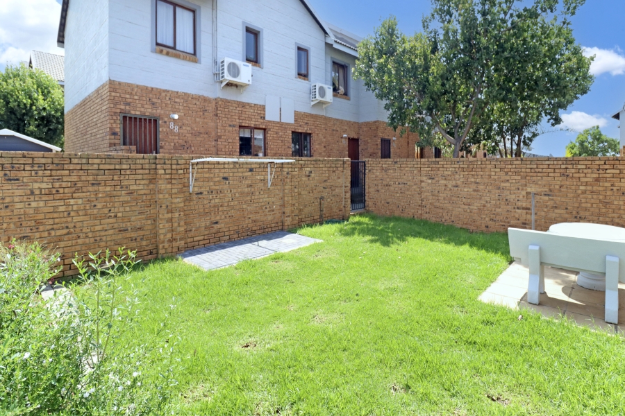 2 Bedroom Property for Sale in Blue Hills Gauteng