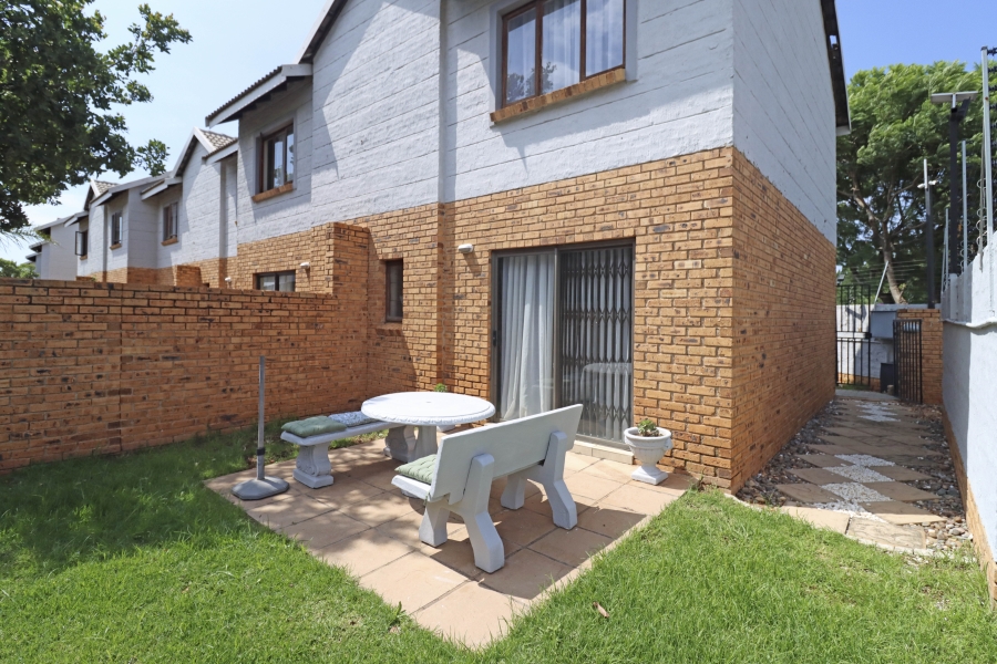 2 Bedroom Property for Sale in Blue Hills Gauteng