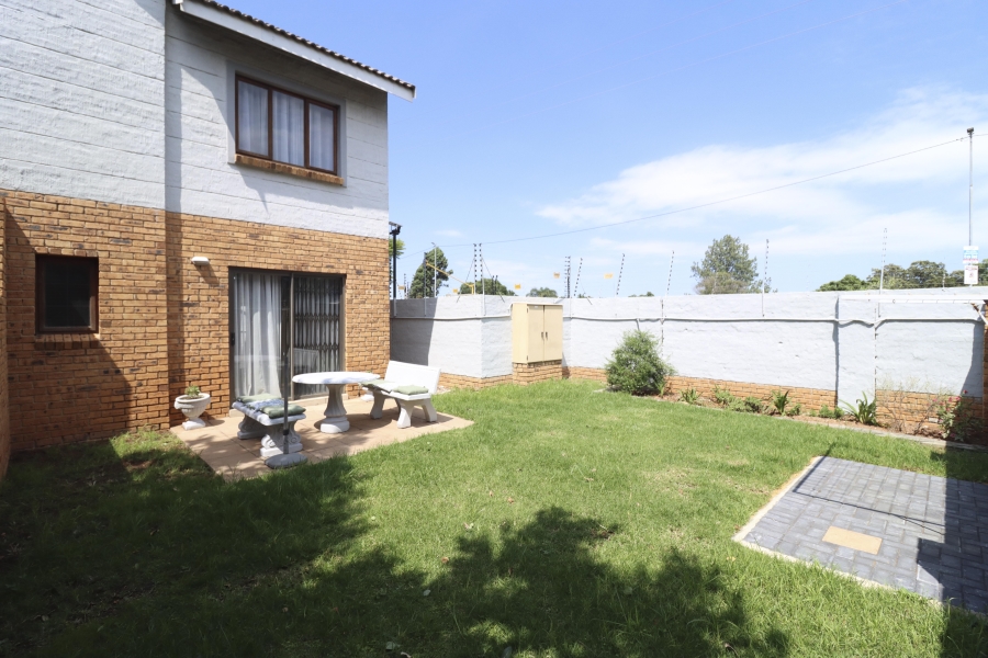 2 Bedroom Property for Sale in Blue Hills Gauteng