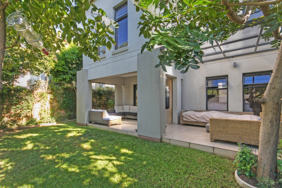 4 Bedroom Property for Sale in Crowthorne AH Gauteng