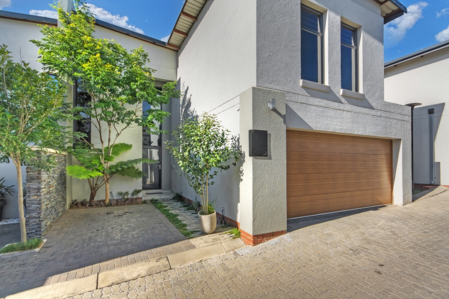 4 Bedroom Property for Sale in Crowthorne AH Gauteng