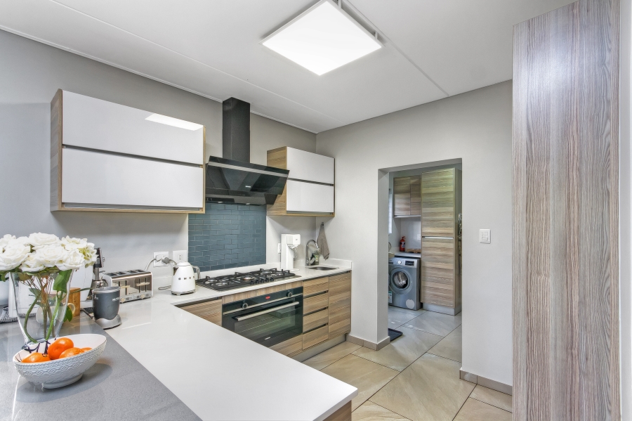 4 Bedroom Property for Sale in Crowthorne AH Gauteng