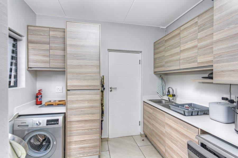 4 Bedroom Property for Sale in Crowthorne AH Gauteng