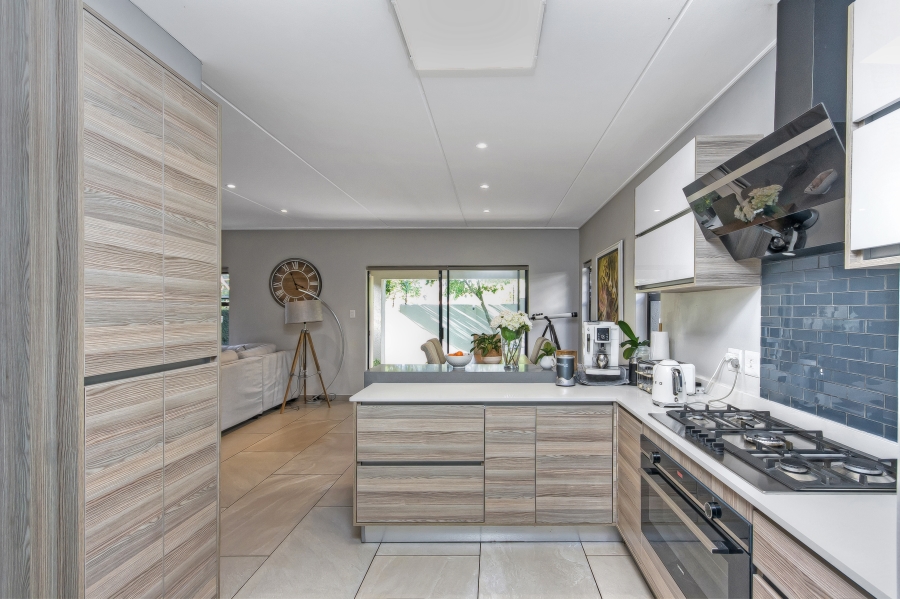 4 Bedroom Property for Sale in Crowthorne AH Gauteng